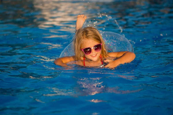 Uśmiechnięta Dziewczynka Okularach Kąpielowych Basenie Kręgiem Pływackim — Zdjęcie stockowe