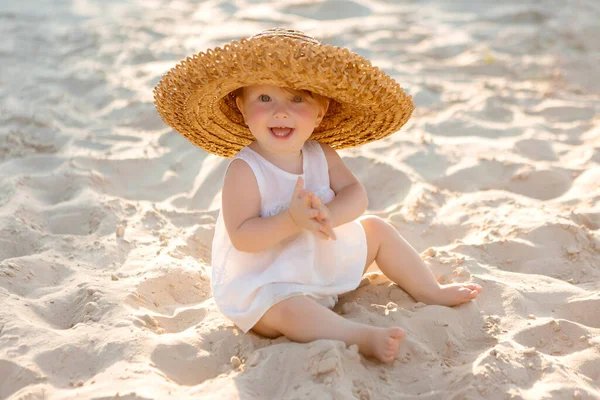 Küçük Tatlı Kız Hasır Şapkayla Kumda Poz Veriyor — Stok fotoğraf