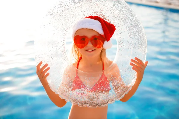Sorridente Bambina Bicchieri Forma Cuore Cappello Natale Che Tiene Cerchio — Foto Stock