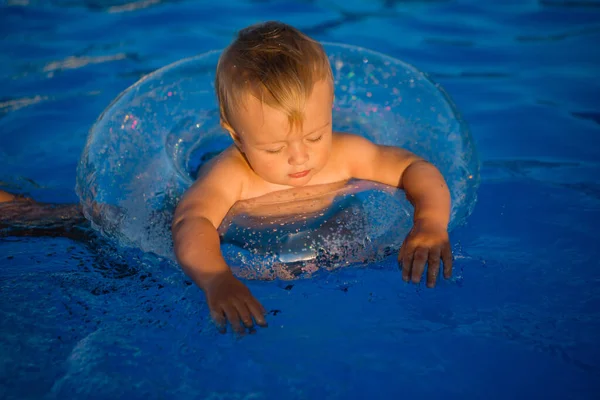 Lindo Niño Nadando Piscina Círculo Natación —  Fotos de Stock