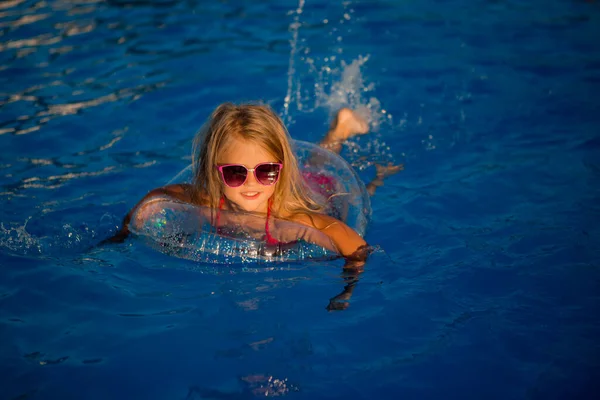 Mała Dziewczynka Okularach Kąpielowych Basenie Kręgiem Pływackim — Zdjęcie stockowe