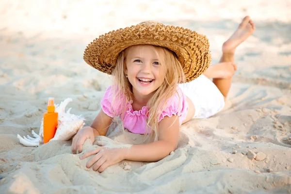 Улыбающаяся Маленькая Девочка Соломенной Шляпе Позирующая Песке Раковиной Спрей Бутылкой — стоковое фото