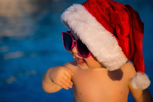Słodkie Maluch Chłopiec Santa Kapelusz Okulary Przeciwsłoneczne Przez Basen — Zdjęcie stockowe