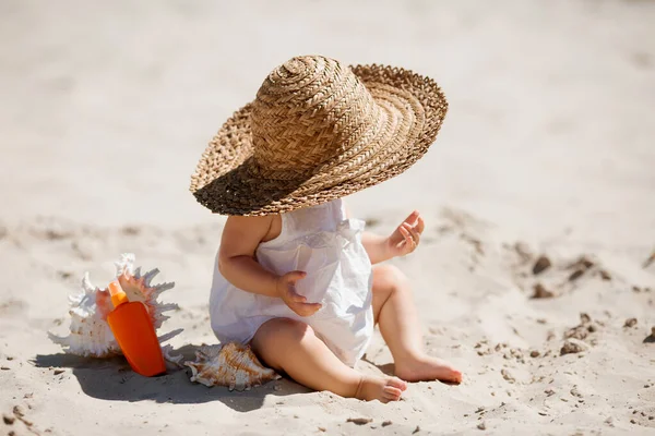 Mignonne Jeune Fille Chapeau Paille Cachant Visage Assis Sur Sable — Photo