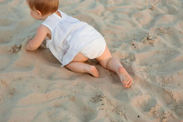 Mignonne Tout Petit Fille Robe Blanche Rampant Sur Sable — Photo