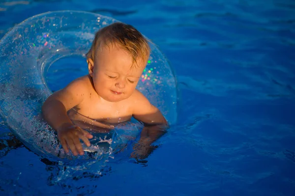 Lindo Niño Nadando Piscina Círculo Natación Con Los Ojos Cerrados —  Fotos de Stock