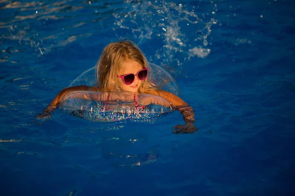 Mała Dziewczynka Okularach Kąpielowych Basenie Kręgiem Pływackim — Zdjęcie stockowe
