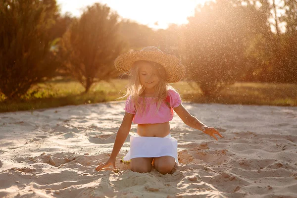 Petite Fille Souriante Chapeau Paille Jouant Avec Sable Dans Lumière — Photo