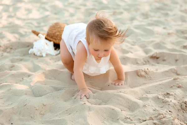 Mignonne Tout Petit Fille Robe Blanche Rampant Sur Sable — Photo