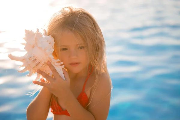 Little Girl Posing Large Seashell Pool Evening Sunlight — Stock Photo, Image