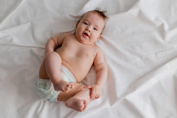 Baby Liggande Sängen Med Fötterna Upp — Stockfoto