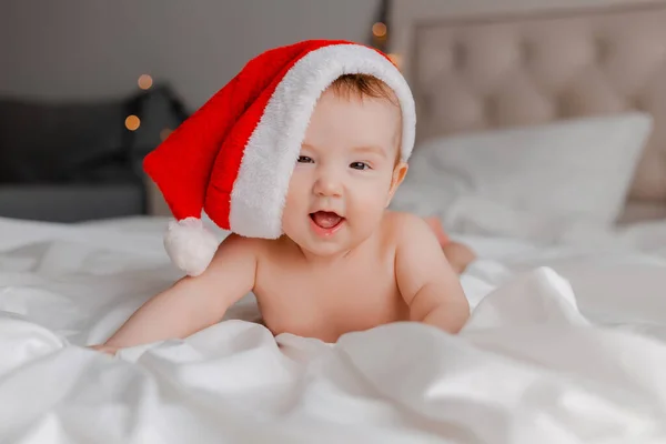 Retrato Bebé Niño Sombrero Santa Acostado Cama —  Fotos de Stock