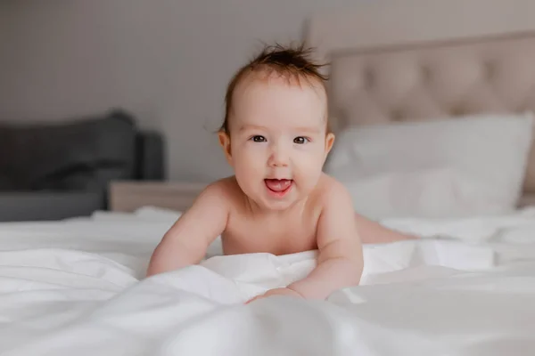 Χαριτωμένο Μωράκι Ξαπλωμένο Στο Κρεβάτι Και Κοιτάζοντας Την Κάμερα — Φωτογραφία Αρχείου