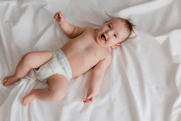 俯瞰躺在白纸上的可爱婴儿 — 图库照片