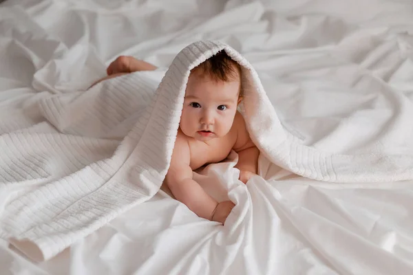 Menino Deitado Cama Com Toalha Cabeça — Fotografia de Stock