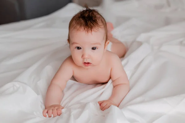 Söt Baby Liggande Vita Lakan Sängen — Stockfoto