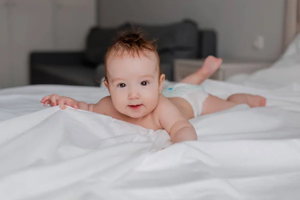 Αξιολάτρευτο Μωρό Ξαπλωμένο Στο Κρεβάτι Λευκά Σεντόνια — Φωτογραφία Αρχείου