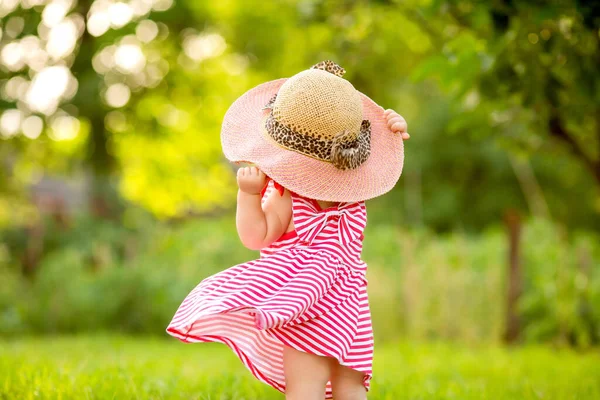 Маленькая Девочка Большой Шляпе Окружении Пышной Зелени — стоковое фото