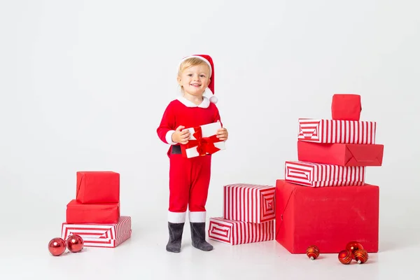 Söt Liten Flicka Santa Kostym Med Många Presenter Studio — Stockfoto