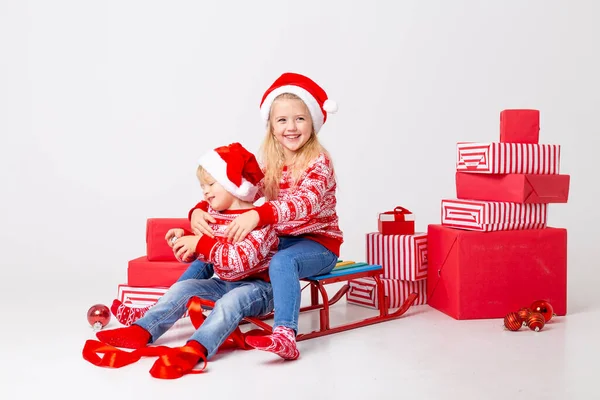 Två Barn Jul Hattar Släde Med Många Gåvor — Stockfoto