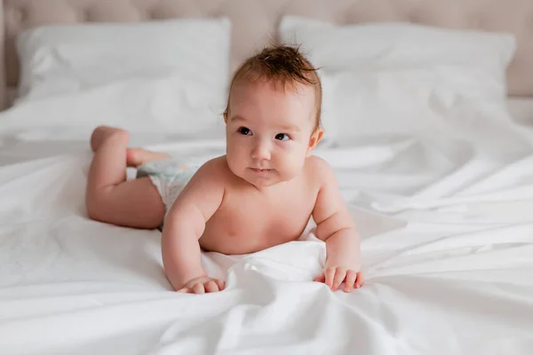 Bebê Bonito Deitado Lençóis Brancos Cama — Fotografia de Stock