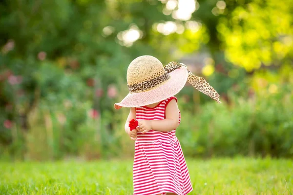 Petite Fille Avec Chapeau Paille Cachant Visage Tenant Fleur Rouge — Photo