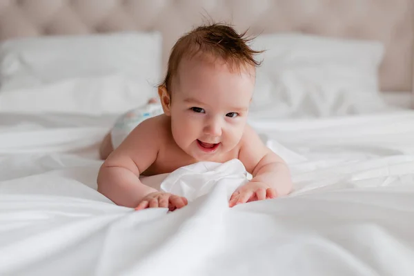 Bedårande Liten Pojke Som Ligger Sängen — Stockfoto