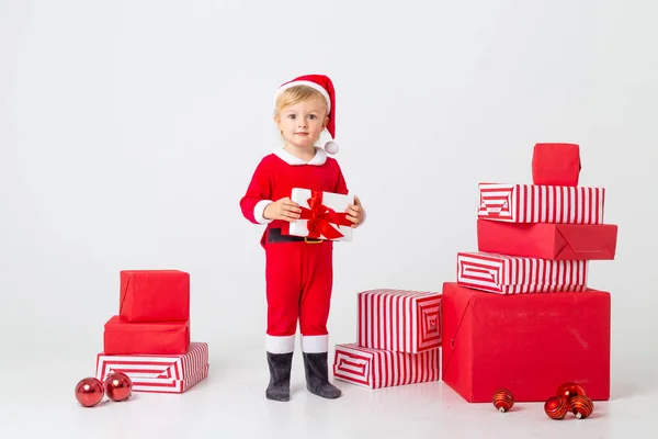 Söt Liten Flicka Santa Kostym Med Många Presenter Studio — Stockfoto