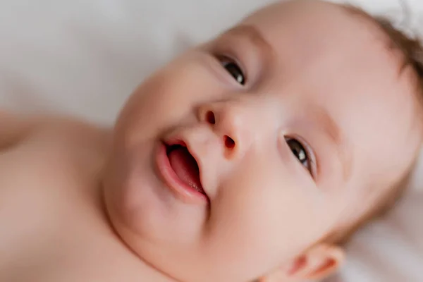 Zbliżenie Portret Słodkie Dziecko Otwartymi Ustami — Zdjęcie stockowe