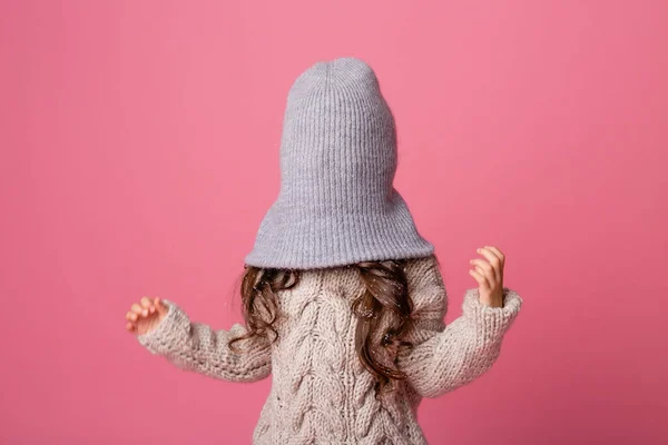 Stüdyoda Büyük Şapkalı Küçük Kız — Stok fotoğraf