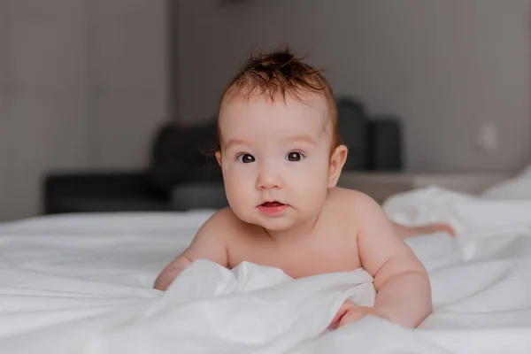 Adorável Bebê Deitado Cama Com Lençóis Brancos — Fotografia de Stock
