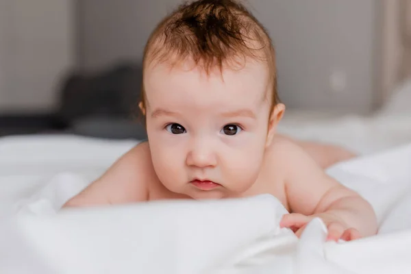 Słodkie Małe Dziecko Leżące Łóżku Patrząc Aparat — Zdjęcie stockowe