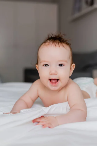 Adorável Bebê Deitado Cama Com Lençóis Brancos — Fotografia de Stock