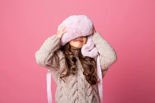 Küçük Kız Pembe Arka Planda Kışlık Kıyafetlerle Poz Veriyor — Stok fotoğraf