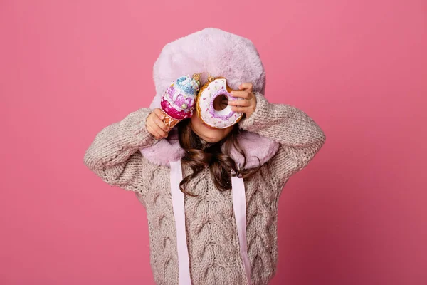 Niña Sombrero Caliente Con Adornos Navidad Forma Helado Donut —  Fotos de Stock