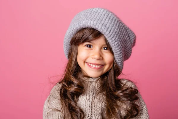 Niña Posando Ropa Invierno Sobre Fondo Rosa —  Fotos de Stock