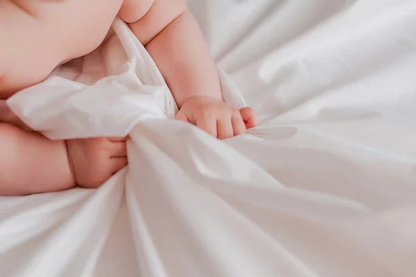 Corte Tiro Pequeno Bebê Mãos Agarrando Lençóis — Fotografia de Stock