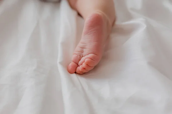 Lindo Bebé Pie Blanco Sábanas — Foto de Stock