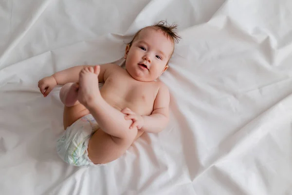 Bebê Deitado Cama Com Pés Para Cima — Fotografia de Stock