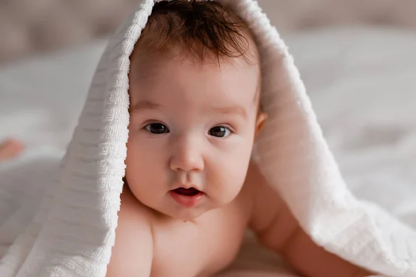 頭にタオルで赤ちゃんの肖像画を閉じます — ストック写真