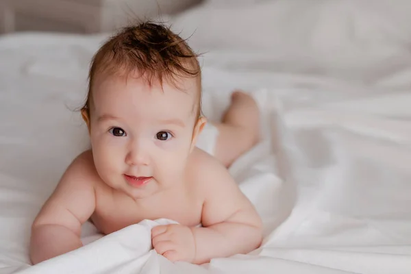 Söt Liten Bebis Liggande Sängen Och Tittar Kameran — Stockfoto