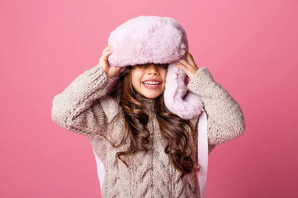 Küçük Kız Pembe Arka Planda Kışlık Kıyafetlerle Poz Veriyor — Stok fotoğraf
