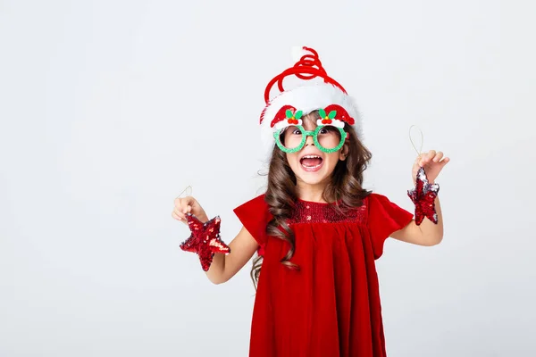 Divertente Bambina Cappello Natale Occhiali Che Tengono Decorazioni Natalizie — Foto Stock