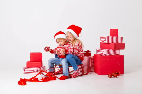 Två Barn Jul Hattar Släde Med Många Gåvor — Stockfoto