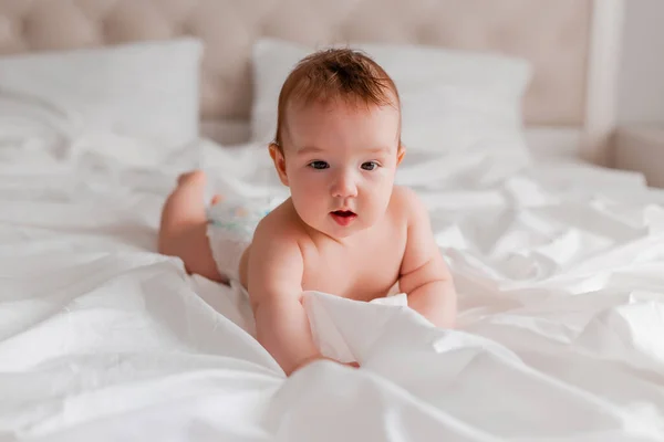ベッドに寝そべっている少年の肖像 — ストック写真