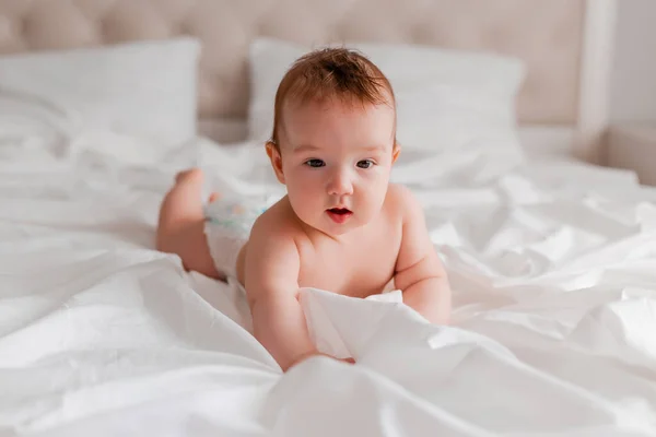 Retrato Menino Deitado Cama — Fotografia de Stock