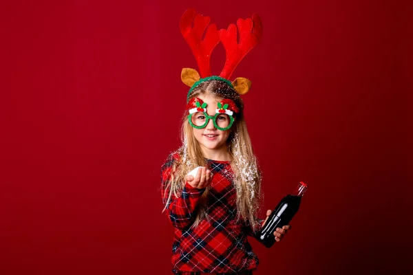 Bambina Bicchieri Natale Corna Cervo Possesso Bottiglia Con Bevanda Cola — Foto Stock