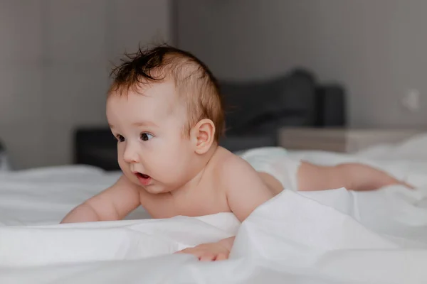 Bebê Com Rosto Confuso Rastejando Cama — Fotografia de Stock