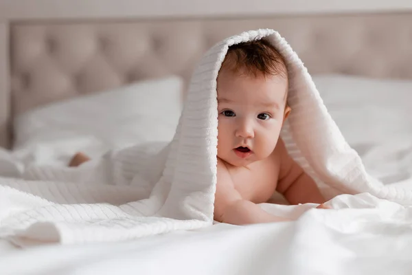 Chłopiec Leżący Łóżku Ręcznikiem Głowie — Zdjęcie stockowe