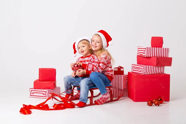 Deux Enfants Chapeaux Noël Sur Traîneau Avec Nombreux Cadeaux — Photo